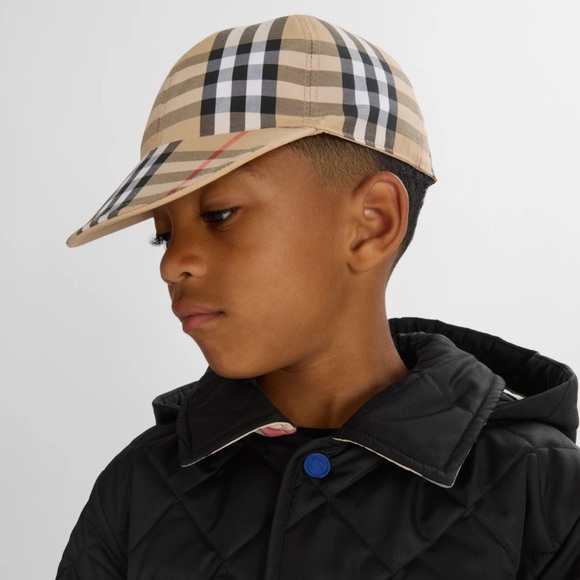 🆕Burberry Kids reversible classic plaid and black hat 4-6Y